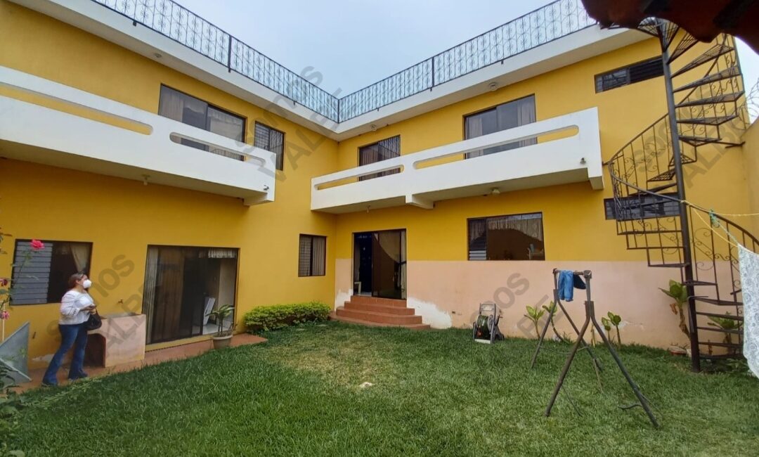 vendo Casa con apto. en San Cristobal blvd Pinares z8 mixco