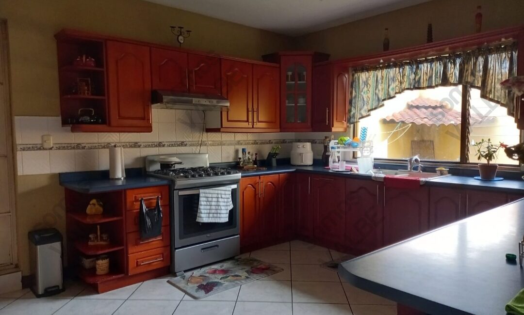 vendo Casa con apto. en San Cristobal blvd Pinares z8 mixco