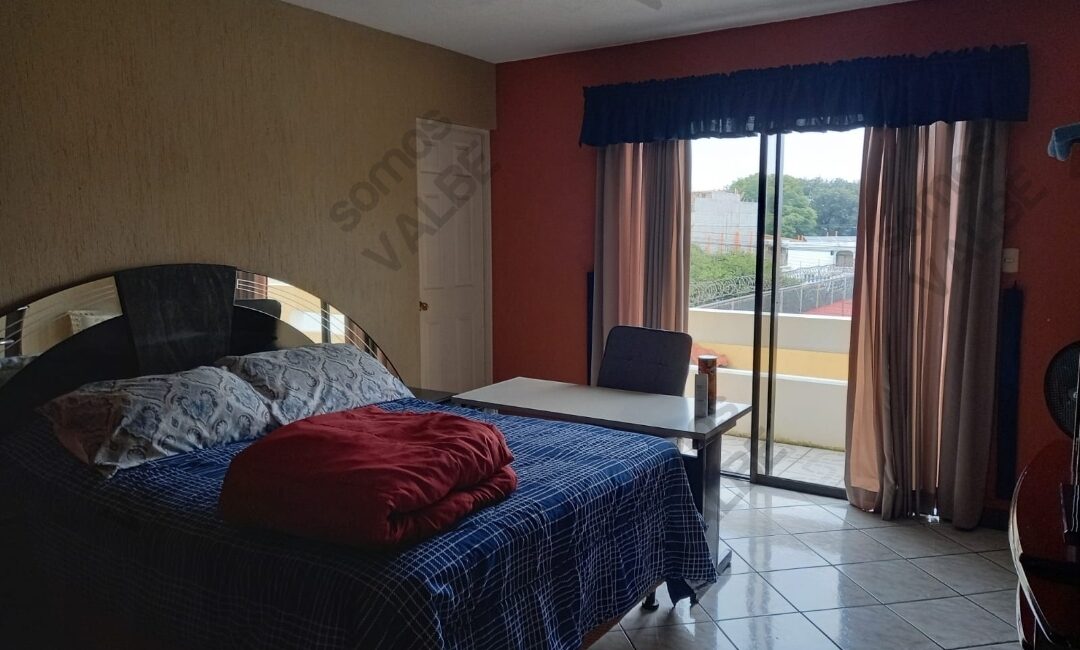 vendo Casa con apto. en San Cristobal blvd Pinares z8 mixco